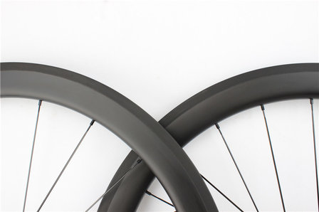 Tubeless carbon wielset 50mm met DT Swiss 350 naven