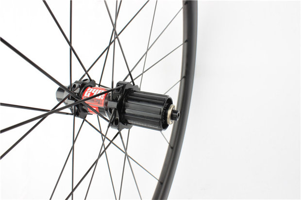 Tubeless carbon wielset 38mm met DT Swiss 240 naven