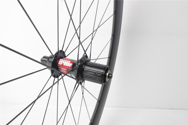 Tubeless carbon wielset 50mm met DT Swiss 240 naven