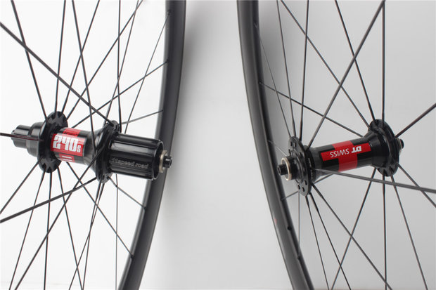 Tubeless carbon wielset 50mm met DT Swiss 240 naven